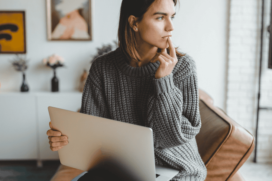 Entscheidungshilfe notwendig? Frau mit Laptop vor der Entscheidung ob Master of Arts oder Master of Arts Continuing Education besser passt.