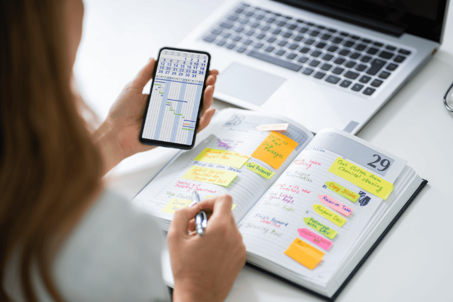Studentin bei der Zeitplanung für Ihr Fernstudium neben dem Beruf.